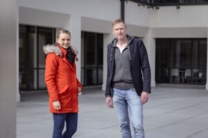 Manuela Fritz, Nachwuchsökonomin am Lehrstuhl für Development Economics an der Universität Passau, und Prof. Dr. Michael Grimm, Inhaber des Lehrstuhls für Development Economics an der Universität Passau. Foto: Universität Passau