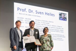 Prof. Dr. Sven Heiles (Mitte) ist Träger des Mattauch-Herzog-Förderpreises 2023. Ausgezeichnet haben ihn Sonntag bei der DGMS-Tagung in Dortmund Dr. Silke Merchel (Universität Wien) & Thomas Möhring (links) vom Stifter des Preises Thermo Fisher Scientific. Foto: ISAS / Woidich