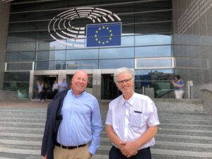 KfH-Vorstandsvorsitzender Prof. Dr. med. Dieter Bach (li.) und Prof. Fokko Wieringa, leitender Wissenschaftler am IMEC, Niederlande, und Referent beim European Kidney Forum 2023, vor dem Europäischen Parlamentsgebäude in Brüssel. Foto: Dr. Benno Kitsche.