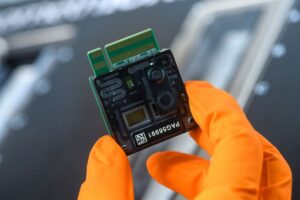 Auf einem einzigen Sequenzier-Chip lässt sich das gesamte Genom eines Menschen analysieren. Foto: David Ausserhofer, Max Delbrück Center