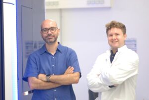 Prof. Dr. Christos Gatsogiannis und Maximilian Rüttermann nehmen die Peroxisomen ganz genau unter die Lupe. Foto: Uni Münster - Karthik Subramaniam Kalyankumar
