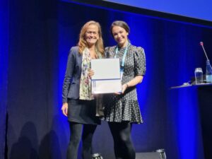 Laudatorin Prof. Tina Vilsbøll, Dänemark, überreicht die Rising Star-Urkunde an Dr. Theresia Sarabhai. Foto: EASD – European Association for the Study of Diabetes