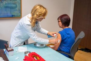 Das Uniklinikum Dresden plädiert dafür, dass sich Mitarbeitende gegen Influenza impfen lassen. Damit soll verhindert werden, dass Personal aufgrund von Grippeerkrankungen in Größenordnungen ausfällt. Foto: UKD/Michael Kretzschmar