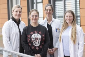 V.l.n.r.: Univ.-Prof. Dr. Julia Weinmann-Menke (I. Medizinische Klinik und Poliklinik, Universitätsmedizin Mainz), Alexandra Diaconescu-Pofoni (Patientin), Dr. Eva Wagner-Drouet (ZZIT, III. Med., UM), Anne Schreiber (I. Med., UM). Foto: © Universitätsmedizin Mainz / Peter Pulkowski