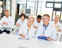 Gruppe Ärzte und Therapeuten in einem Seminar