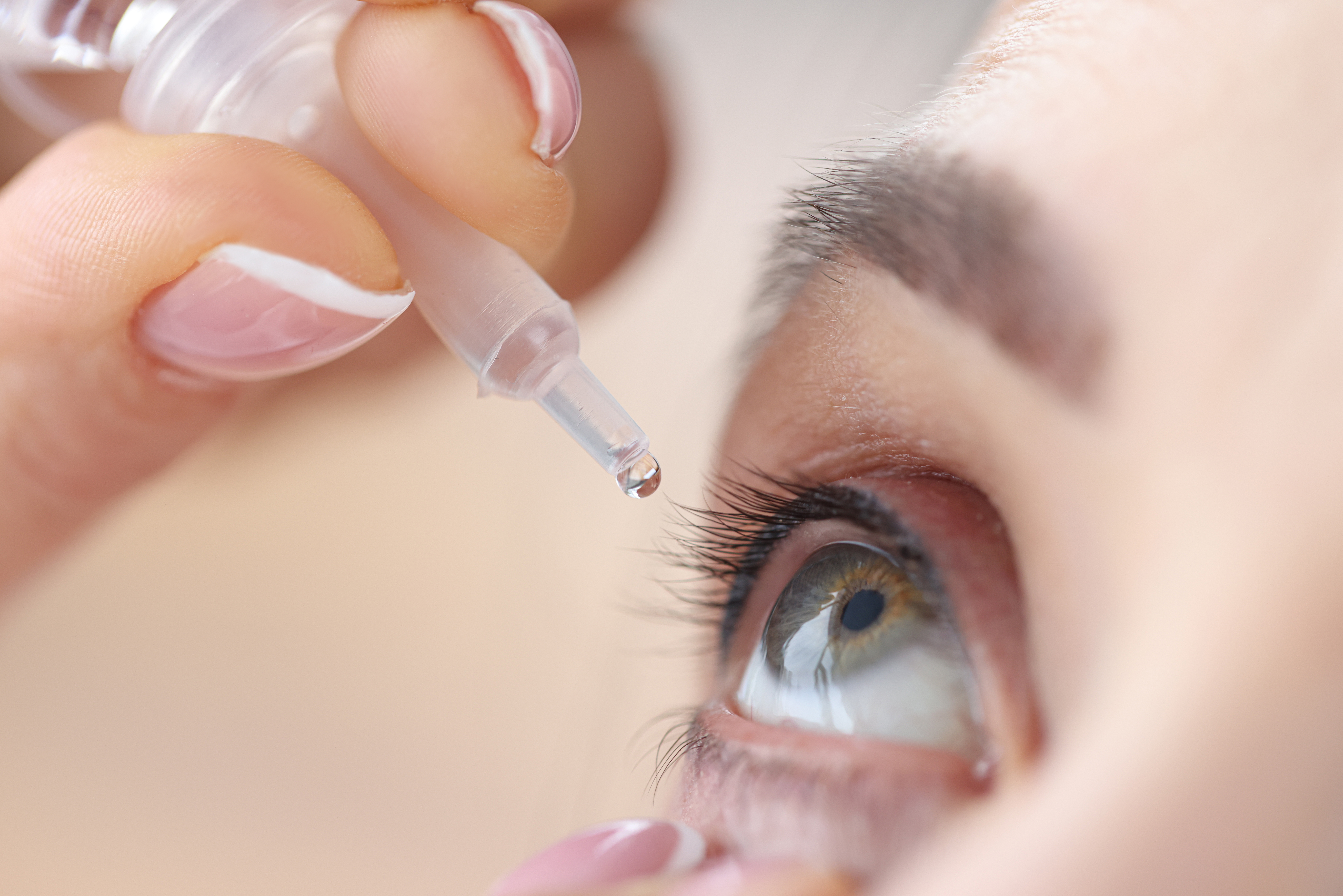 Trockenes Auge: Wirkung von Lachübungen im Vergleich zu Künstlichen Tränen
