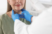 Anaplastischer Schilddrüsenkrebs: Kombination aus zielgerichteter Therapie und Immuntherapie verbessert Gesamtüberleben