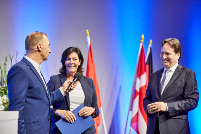 Sybille Seitz mit dem Moderator Henning Quanz und dem Juryvorsitzenden Karsten E. Dreinhöfer (r.).