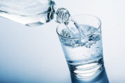 Nierensteine: Viel Wasser zu trinken kann der Erkrankung vorbeugen