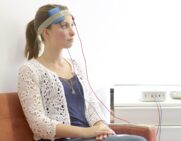 Headset gegen Depression: Hirnstimulation zu Hause bedarf weiterer Forschung