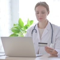 Lady,Doctor,Doing,Online,Payment,In,Clinic