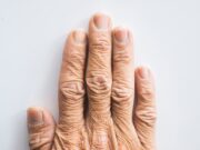 Wie mechanische Eigenschaften zur Faltenbildung der Haut im Alter beitragen
