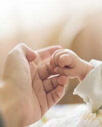 Baby-Eltern-Finger-Strandperle