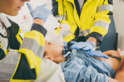 Kindlicher Herzstillstand außerhalb der Klinik: Art der Adrenalinverabreichung hat keinen Einfluss auf das Überleben