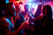 „Soziale Apnoe“: Wenn Party am Wochenende den Schlaf stört