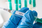 Frauen mit Gebärmutterhalskrebs-Vorstufen: Kann eine HPV-Impfung sie vor einem Rückfall schützen?
