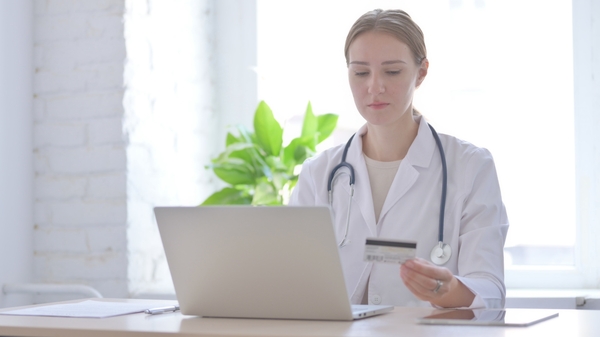 Lady,Doctor,Doing,Online,Payment,In,Clinic