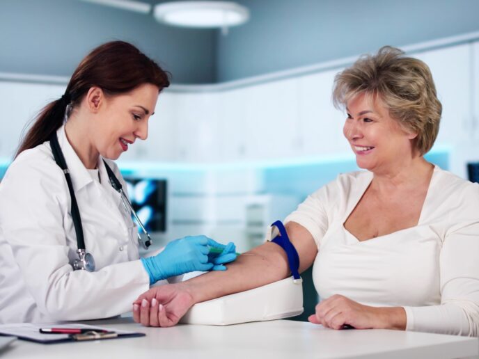 Ärztin nimmt einer Patientin Blut ab