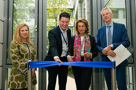 Astrid Lurati, Vorstand Finanzen und Infrastruktur; Simon Batt-Nauerz, Leiter des Geschäftsbereichs Bau, Infrastruktur und Nachhaltigkeit an der Charité; Dr. Pia Krone, Freundeskreis der Charité und Prof. Martin Kreis, Vorstand Krankenversorgung; Dr. Krone schneidet ein blaues Band durch