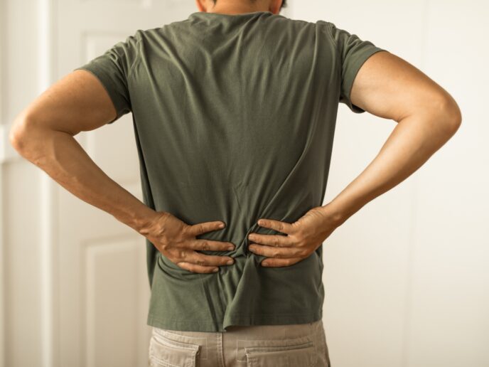 Mann mit Rückenschmerzen