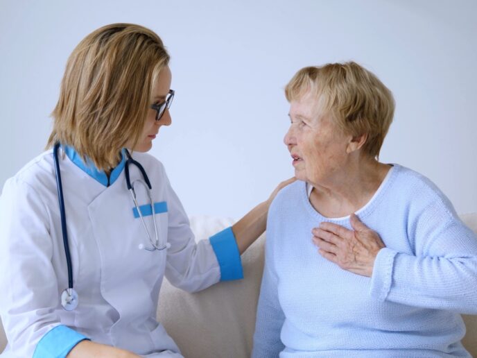 Ärztin versorgt eine Seniorin mit Brustschmerzen