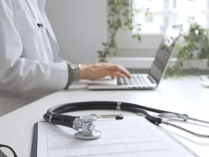 Ärztin erfasst Studienergebnisse am Rechner