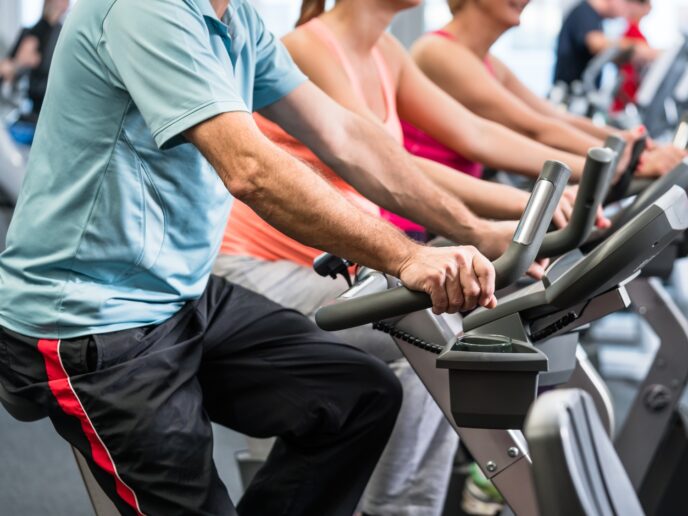 Senioren beim Kardiotraining im Sportstudio