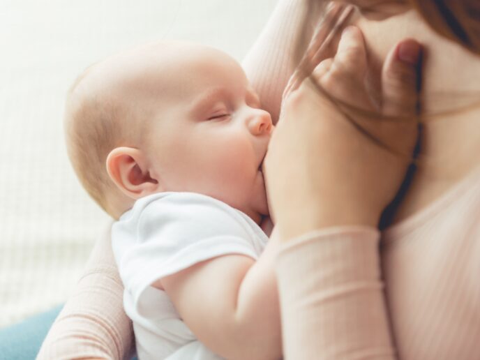 Mutter stillt ihr Baby