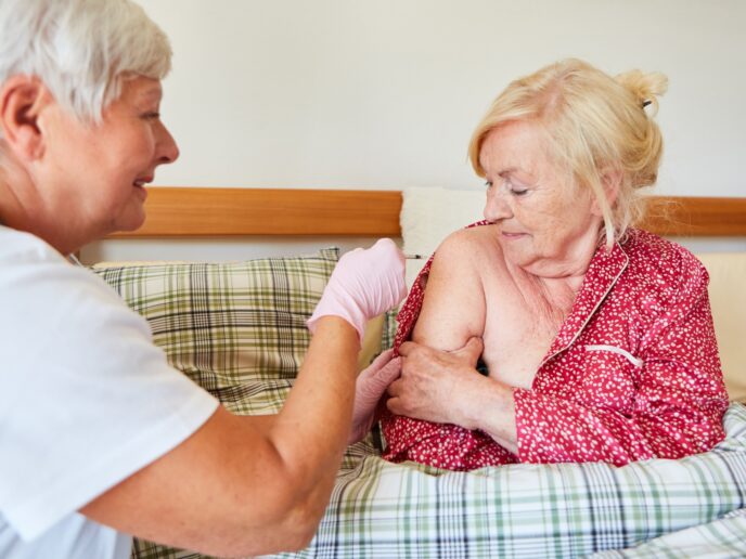 Patientin erhält eine Grippeimpfung