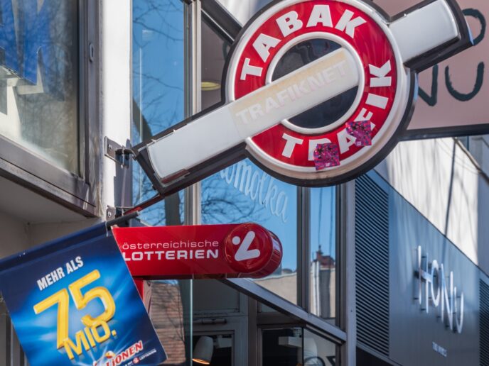 Häuser-Fassade mit Schild zum Tabakverkauf