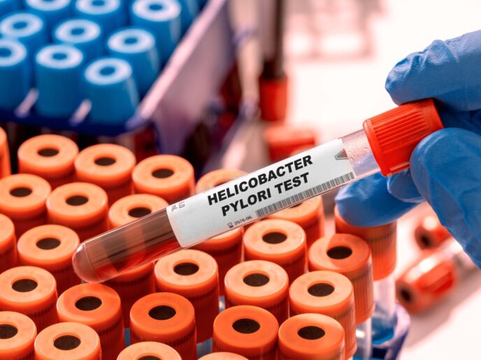 Teströhrchen mit einer Blutprobe zur Untersuchung auf Helicobacter pylori