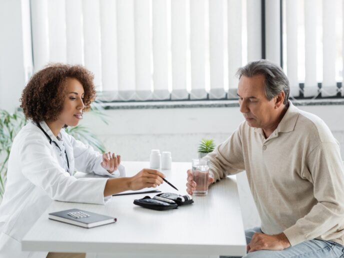 Patient mit Diabetes bei einer Ärztin