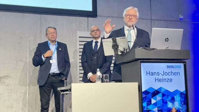 Über große Zukunftsfragen, bei denen die Medizin eine entscheidende Rolle spielt, berichteten Heyo Kroemer, Hadi Saleh und Hans-Jochen Heinze (v.l.). (Foto: hr, Biermann Medizin)