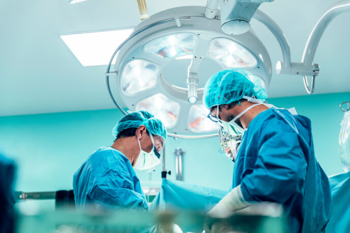 Ein Team von Chirurgen operiert.