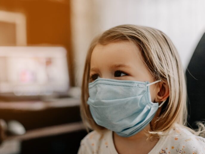 Kleinkind mit Atemschutzmaske