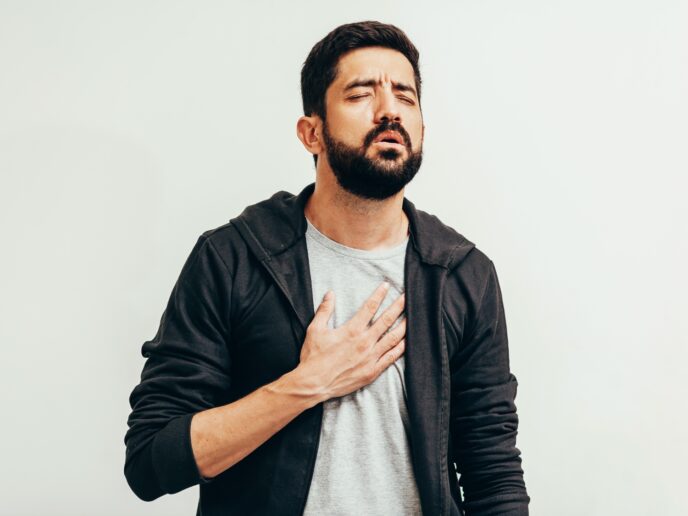 Mann ringt nach Luft