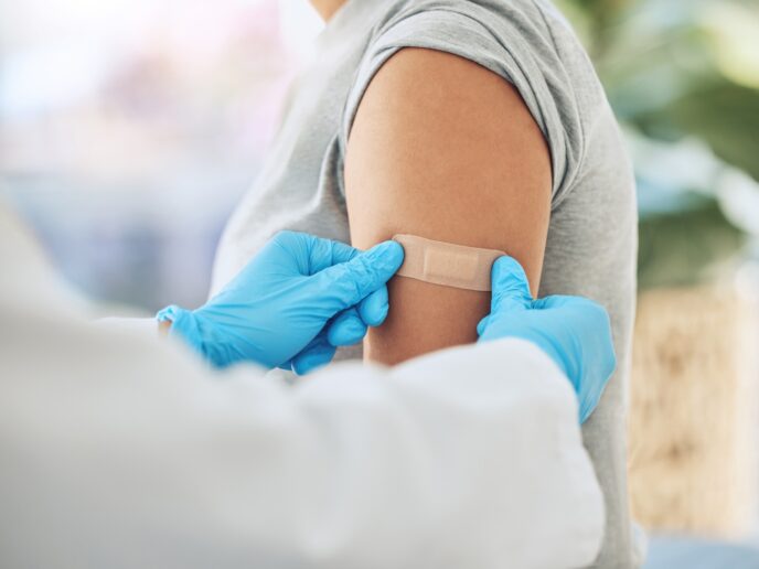 Patientin erhält Impfung in den Oberarm