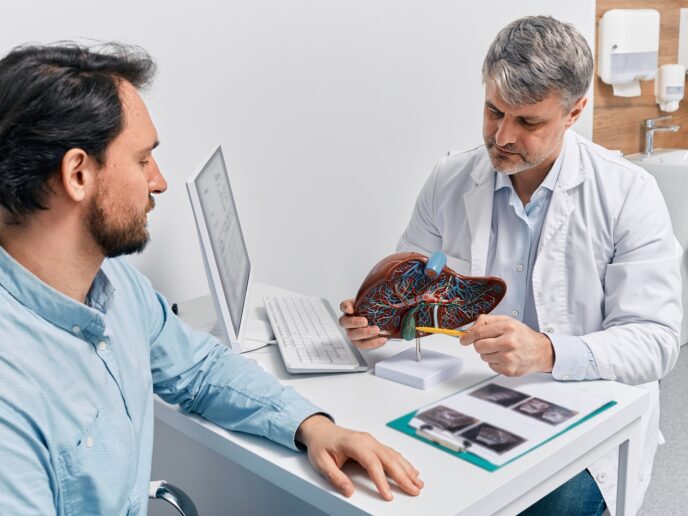 Arzt spricht mit Patient