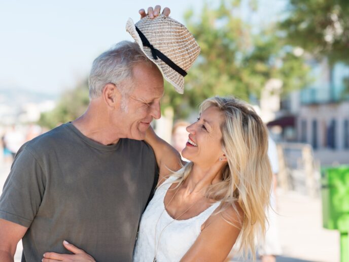 Frau setzt Mann einen Hut auf