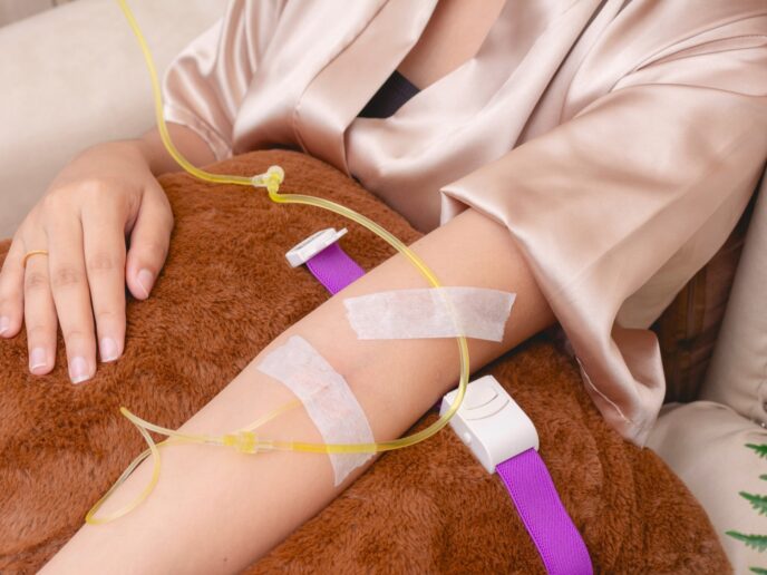 Patientin erhält eine Infusion