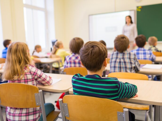 Kinder im Klassenzimmer