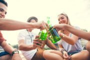 Höheres Mindestalter für Alkohol verbessert Lernen und Psyche