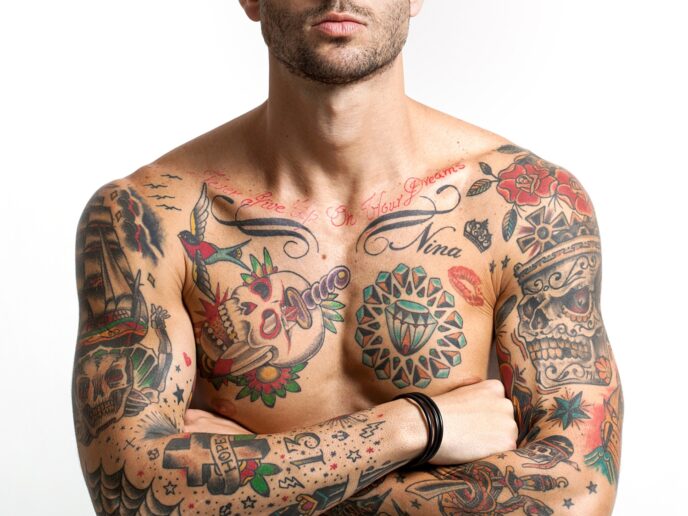 Mann mit tätowiertem Oberkörper
