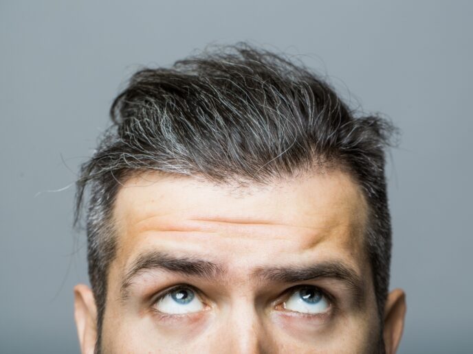 Mann mit grauen Haaren