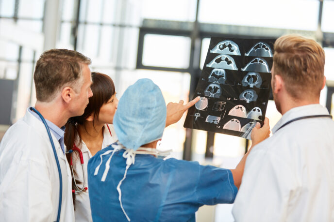 Ärzteteam, MRT-Bild, Besprechung