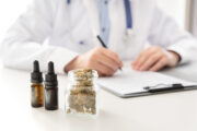Wirksamkeit von cannabishaltigen Arzneimitteln bei Nervenschmerzen bleibt unklar