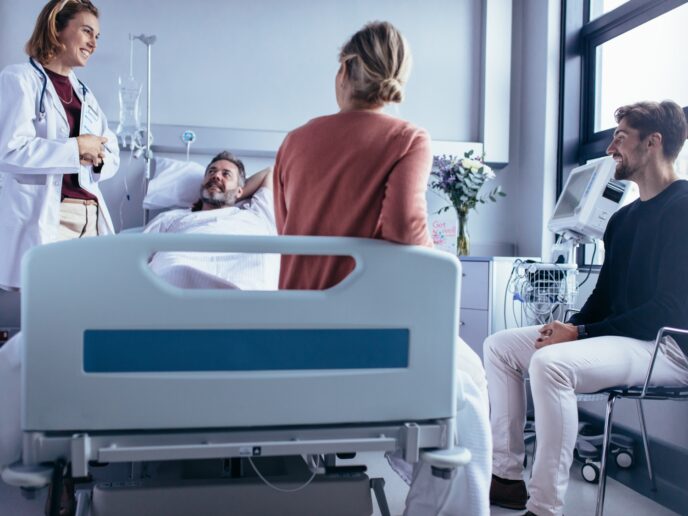 Ärztin, Besucher und Patient im Krankenhaus