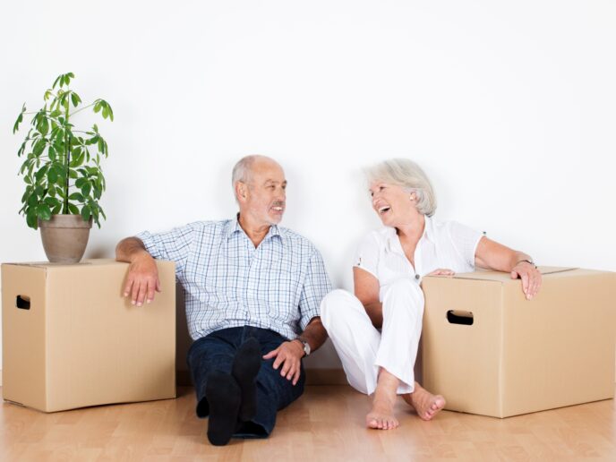 Seniorin und Senior ziehen in eine gemeinsame Wohnung
