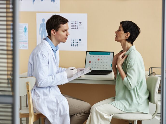 Dermatologe untersucht Patientin mit Psoriasis