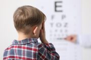 Myopie: Wie Naharbeit und schwaches Licht Kurzsichtigkeit fördern